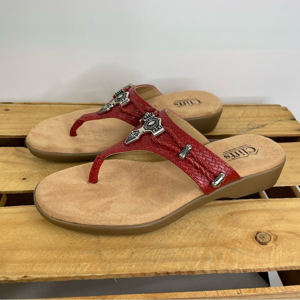 Cliffs by White Mountain Bailee red thong sandals western metal detail size 8M